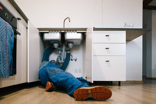Professional Emergency Plumber technician working in Frankfort, IL